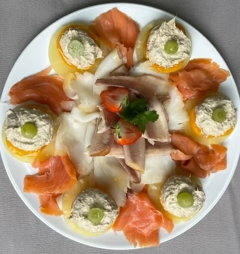Assortiment vlees- en visgerechten uit het koude buffet van Kimenoli