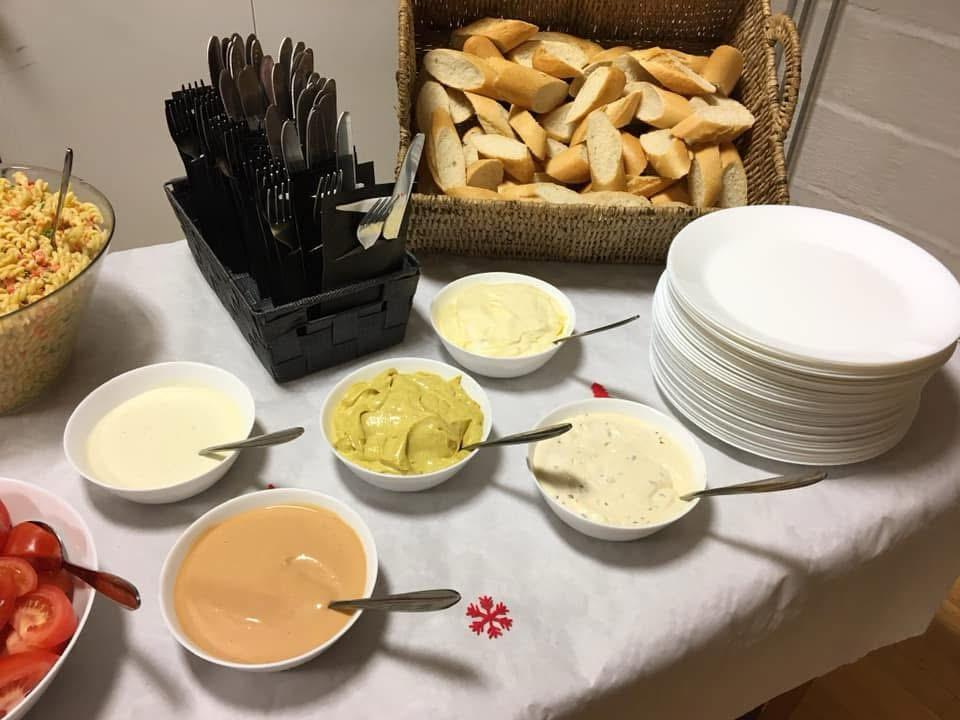 Brood, boter en sauzen bij het koude buffet van Kimenoli