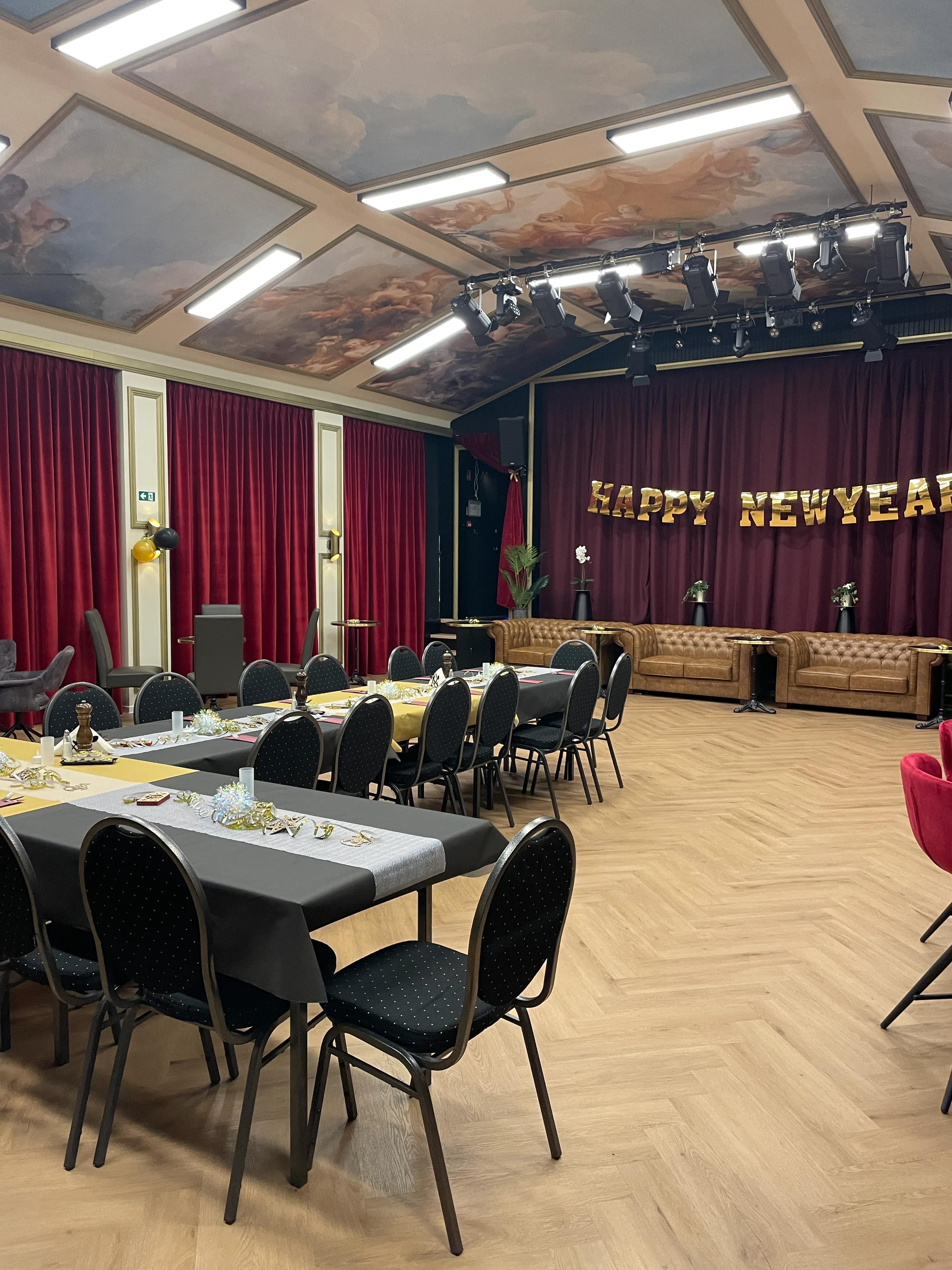 Feestelijke tafelopstelling voor een evenement